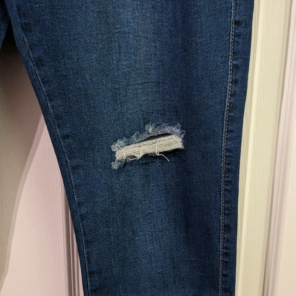 Jeans skinny leg fit good amount of stretch - Picture 3 of 5